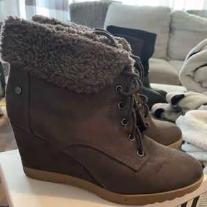 Dana Buchman size 9 women’s wedge bootie Fur can be flipped up for higher bootie